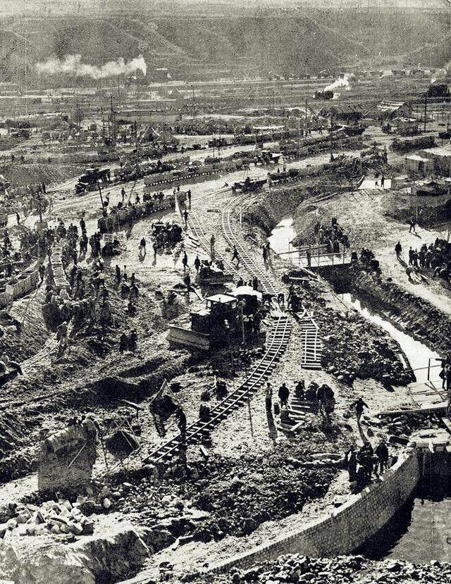 1958年北京十三陵水库修建现场:四十万大军参与修建,仅耗时160天
