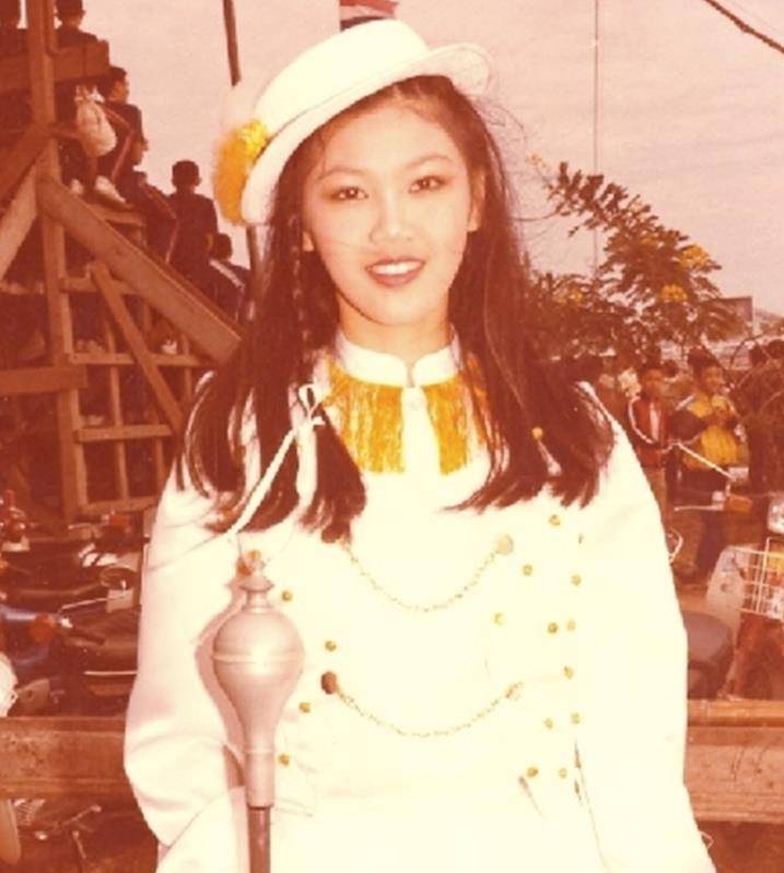 从小美到老的英拉:拿过选美冠军,中年流亡海外,如今54岁不显老