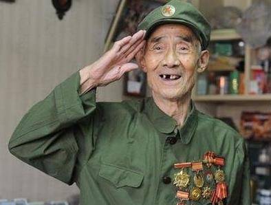104岁抗战老兵,立10次一等功甘当粮站站长,病逝后暴露特殊身份