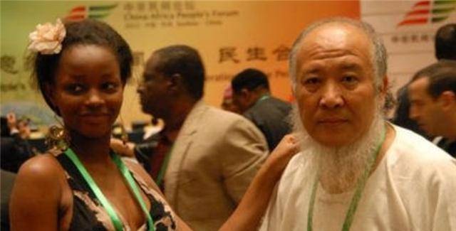53岁中国大爷,9年前娶了24岁的非洲姑娘回家,后来怎么样了?