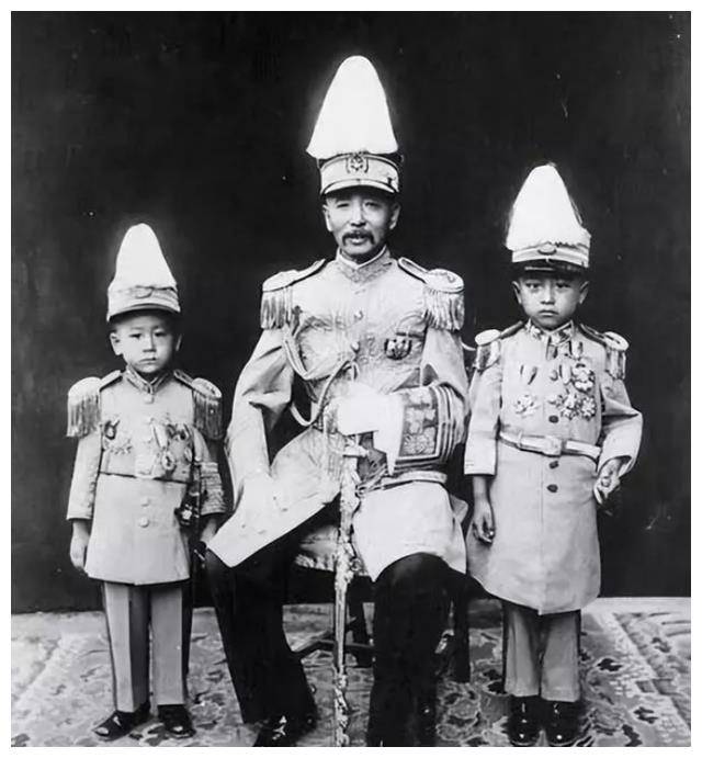 据"张闾实"所言,他的父亲叫张学浚,是祖父张作霖的第6个儿子,而他的