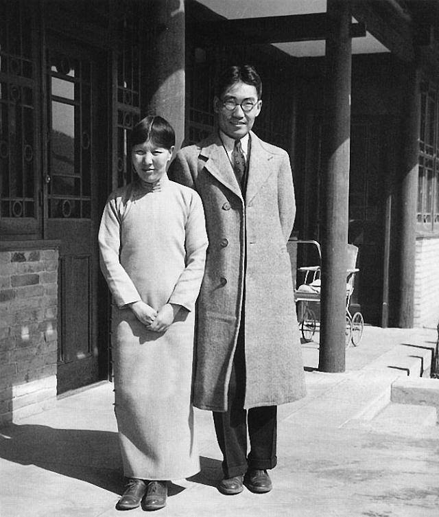 1927年,冰心留学美国,在校期间她认识了拥有相同志趣的吴文藻,二人