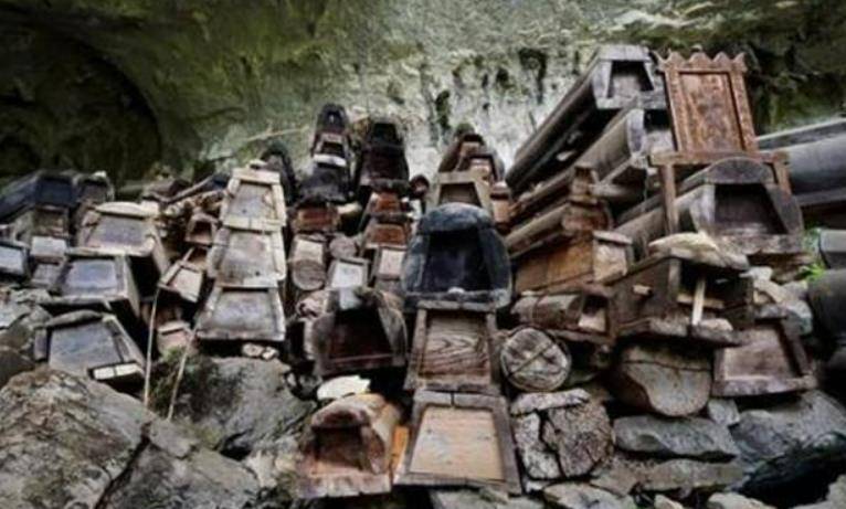 白天出去搬砖,晚上与567具棺材同眠,一月薪资300块_刘朝先_棺椁_葬礼