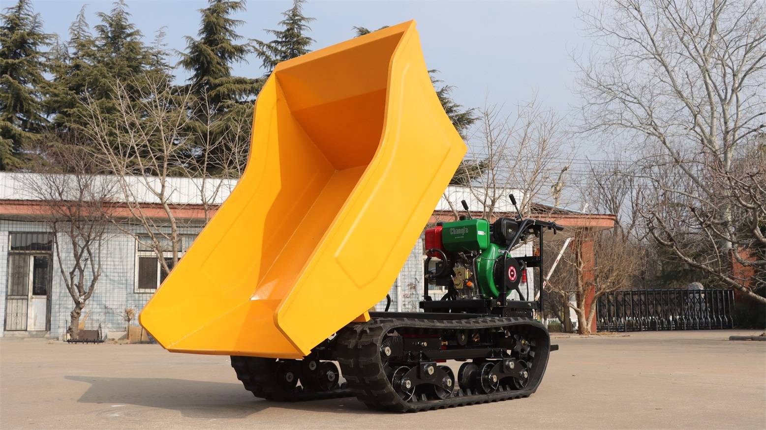 跟走式履带液压翻斗运输车专门定制给棕榈园使用