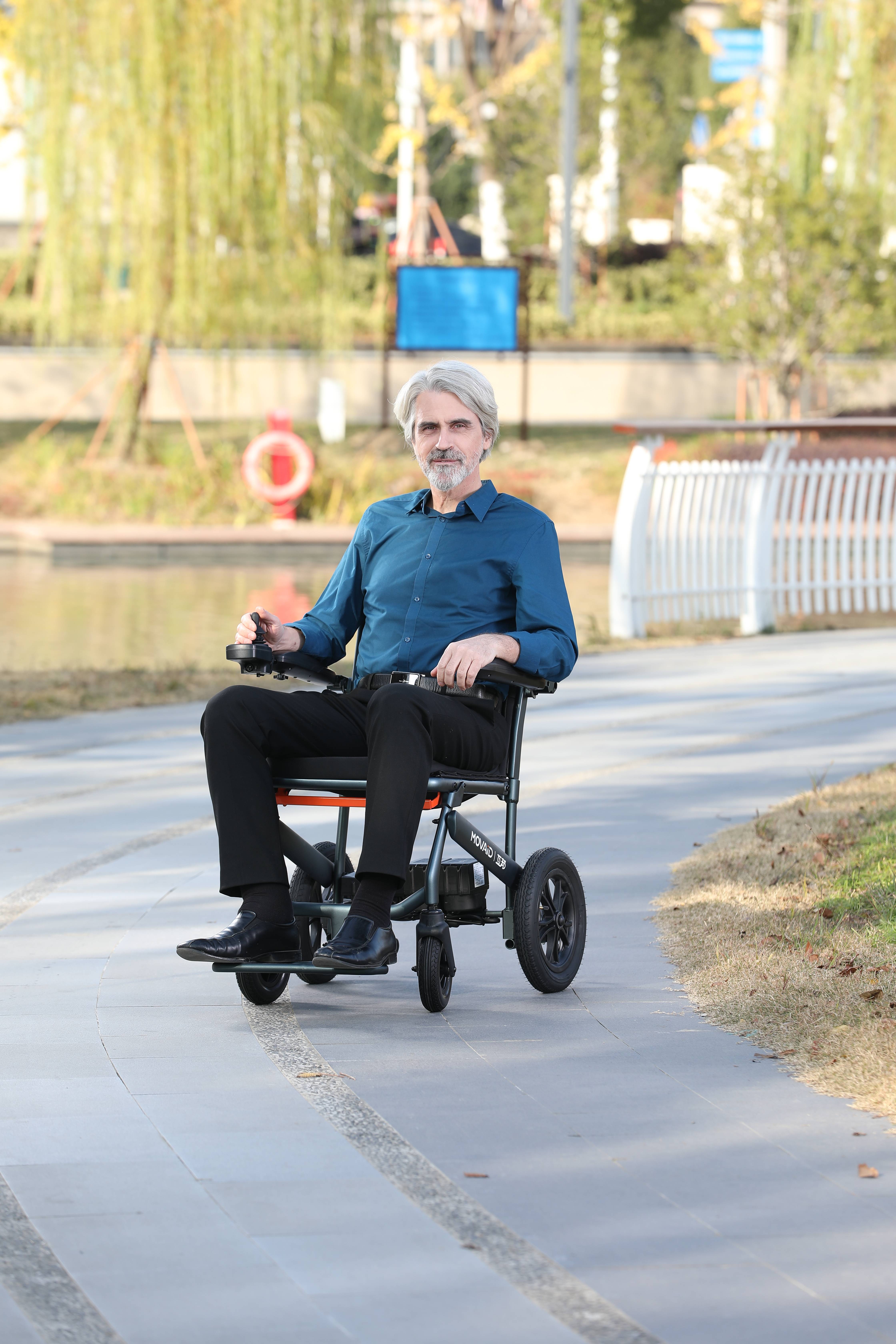 社区支持:如何在公共场所为使用轮椅的瘫痪病人提供便利