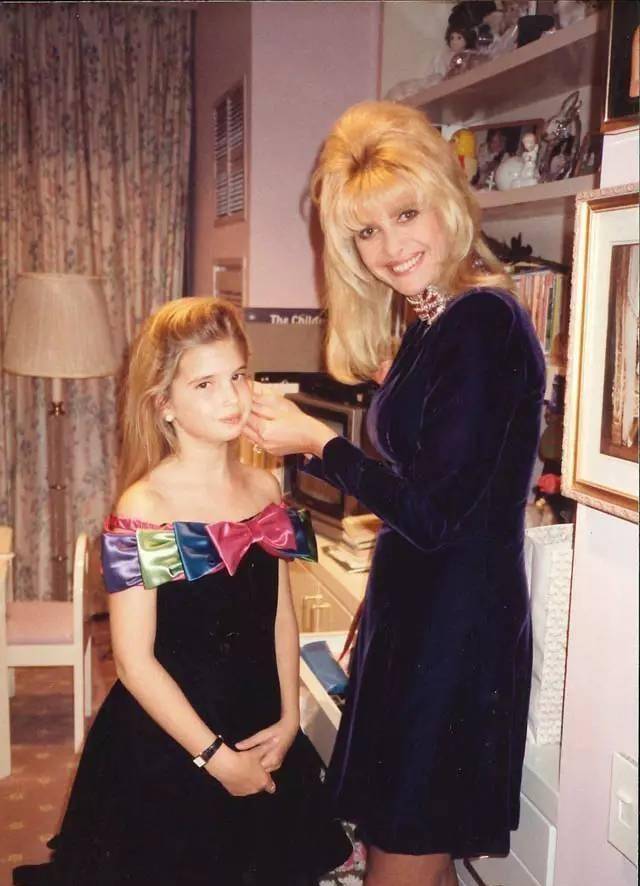 女儿是小棉袄:1993年,伊万卡坐在父亲的腿上,一双大长腿很迷人_特朗普