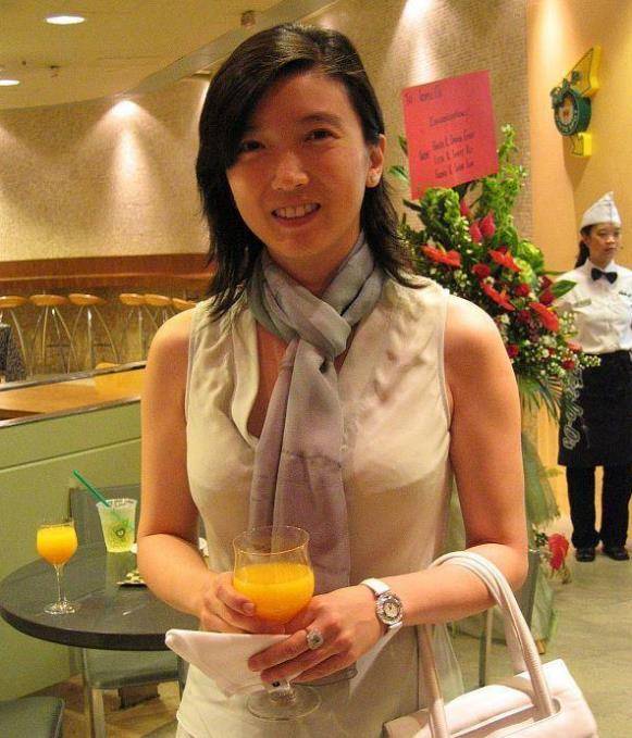 李嘉诚大儿媳:被李泽钜疯狂追求,连生3女,为李家改名后得一子_王富信