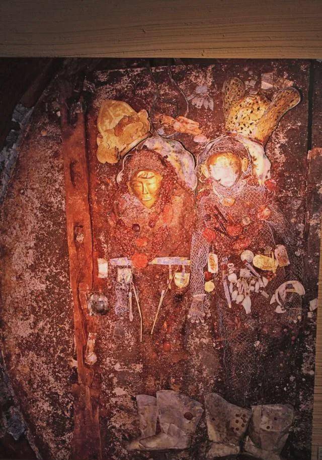 1986年,内蒙发掘罕见古墓,为何陈国公主戴黄金面具与舅舅合葬?