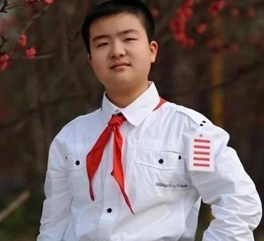 回顾"五道杠少年"黄艺博,小学时因一张照片走红,如今过得怎样了?