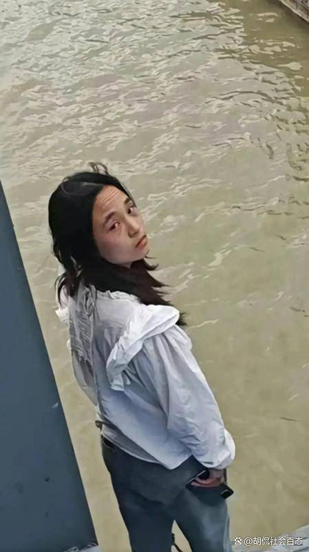 镇江16岁女孩跳河身亡,疑似轻生原因新曝出,网友:她母亲真狠心