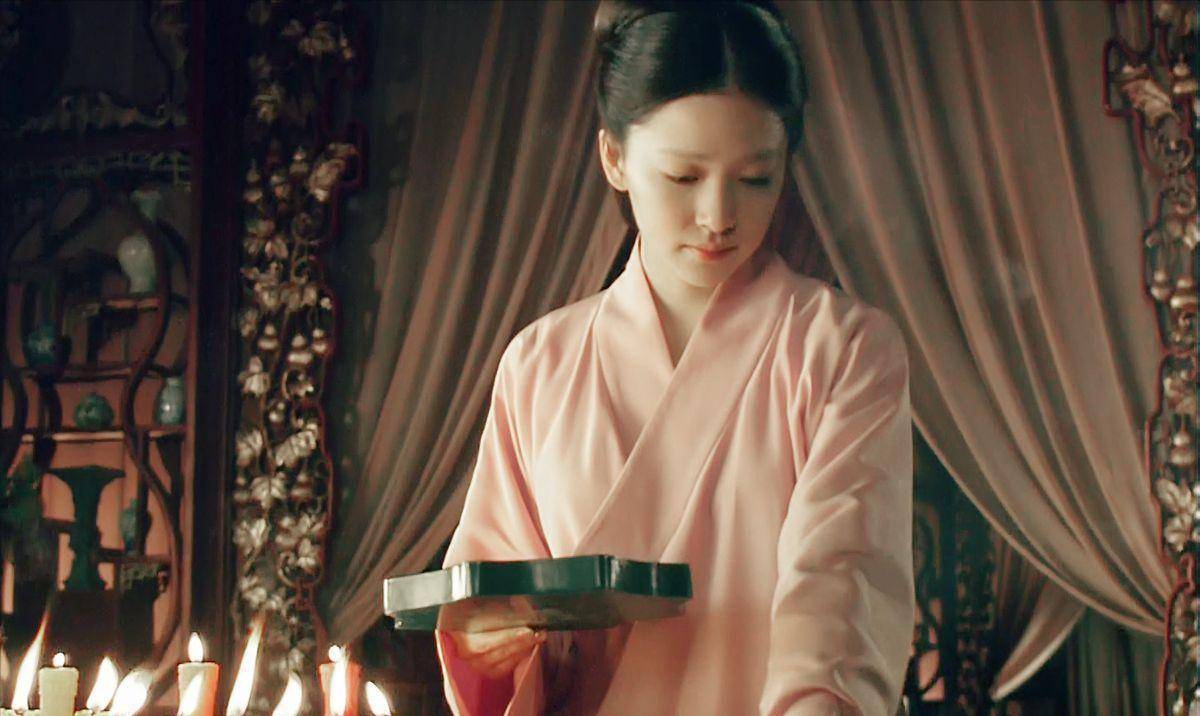 朱元璋深夜批阅奏折,宫女送来一碗热粥,随后便被拉出去斩首示众