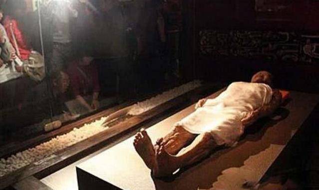 孝仪纯皇后身穿黄色龙袍,无腐烂,至于为何150多年来,唯独她的遗体不腐