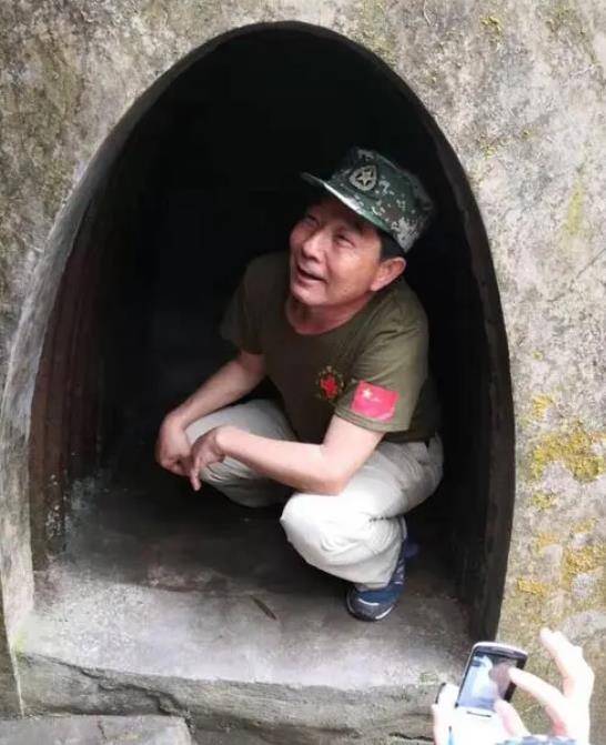 老山第一兵邢志强,过生日连长冒死送烧鸡,听着军长五音不全的歌