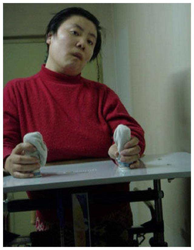 医院没有采纳贝志诚的建议,但朱令的父母却看到了女儿活下来的指望