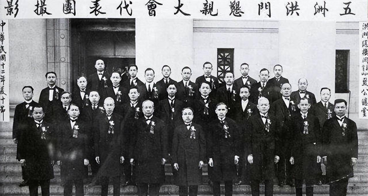 他是美国华人黑帮老大,fbi为了抓他派出卧底,最后竟获刑2900年