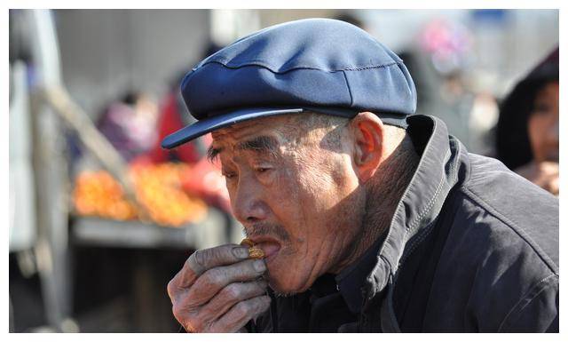 七旬大爷等来喜事,言说要杀猪宰羊还要准备一个大红包