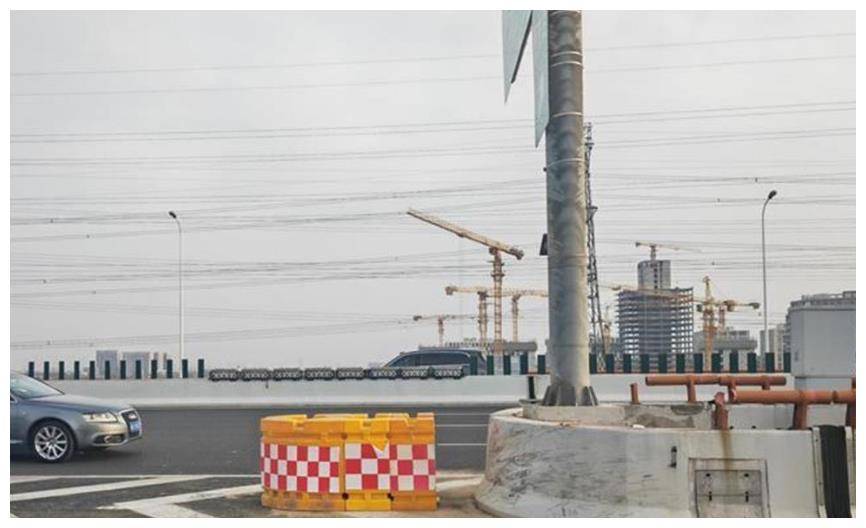 原创            痛心！上海中环一车辆撞到防撞水箱后侧翻起火，司机当场死亡-上海中环被压断