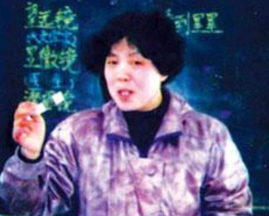 2005年,殷雪梅为救6名学生殉职,10万人沿街送行,学校为其更名