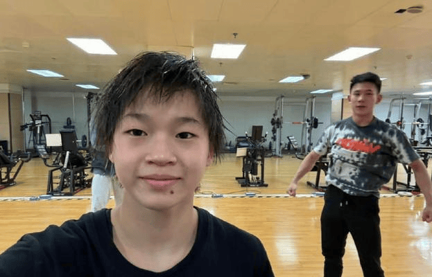 原创            太逗了！全红婵外出喝饮料，网友向陈若琳告状：你徒弟玩嗨了-全红婵被骗去