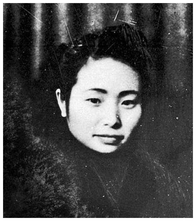 最终于1949年11月14日,将江姐杀害在歌乐山电台岚垭刑场,烈士牺牲时年