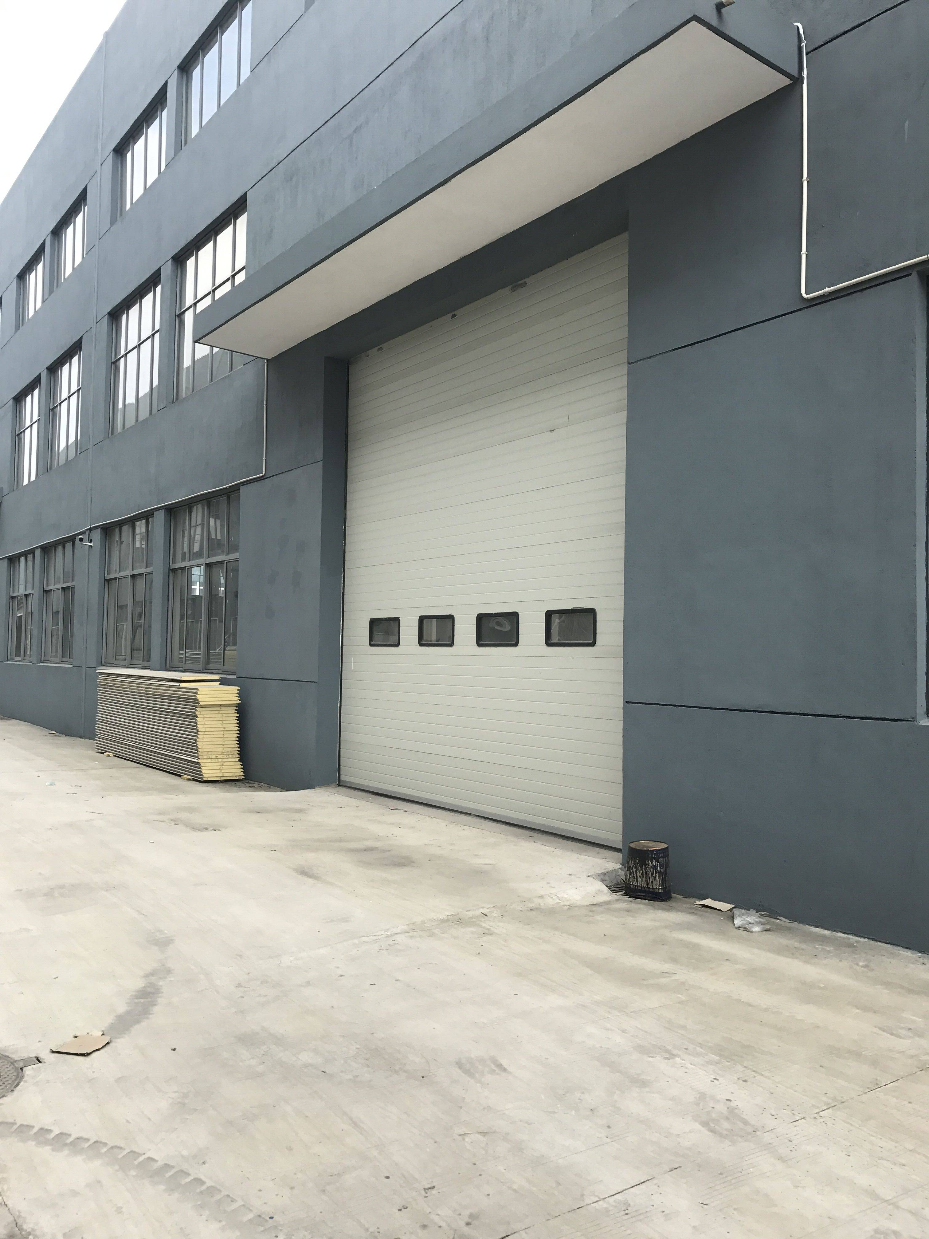 工厂操作工业提升门安全使用提示!