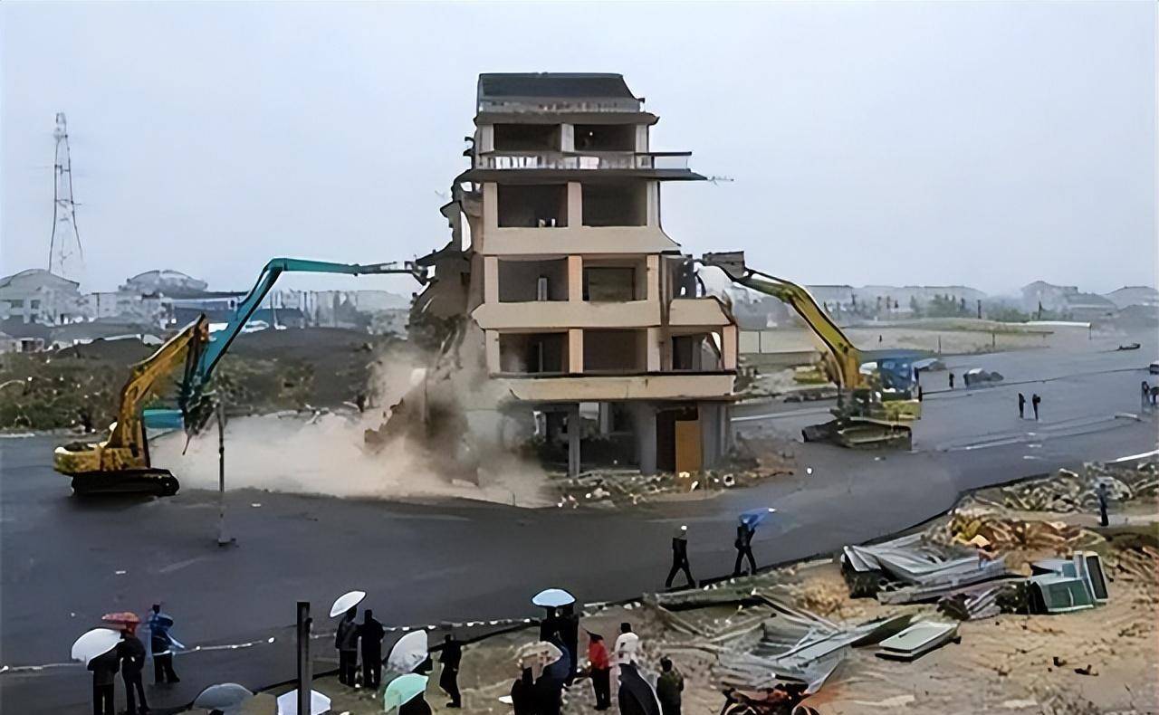 上海钉子户张新国:扬言要6套房加1亿赔偿,14年后反倒损失上百万