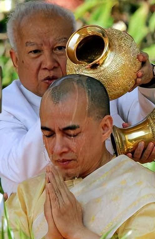 西哈莫尼国王至今未婚无子,没有美女相伴,最喜欢下乡扶贫