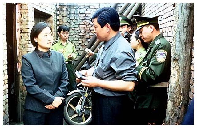 2004年任长霞葬礼:万人空巷近20万人送行,死因让人心酸