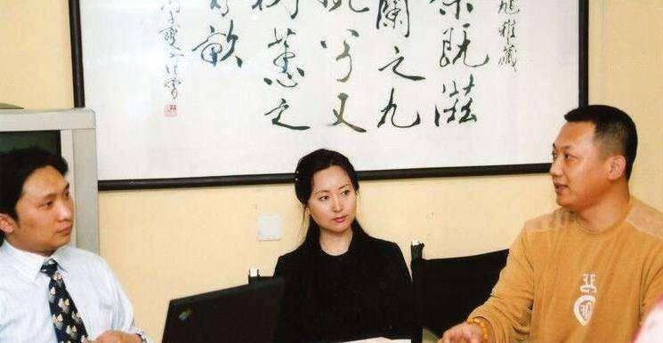 1999年,她偶然在朋友的车上听了一位法师讲解的经书录音带之后,便费劲