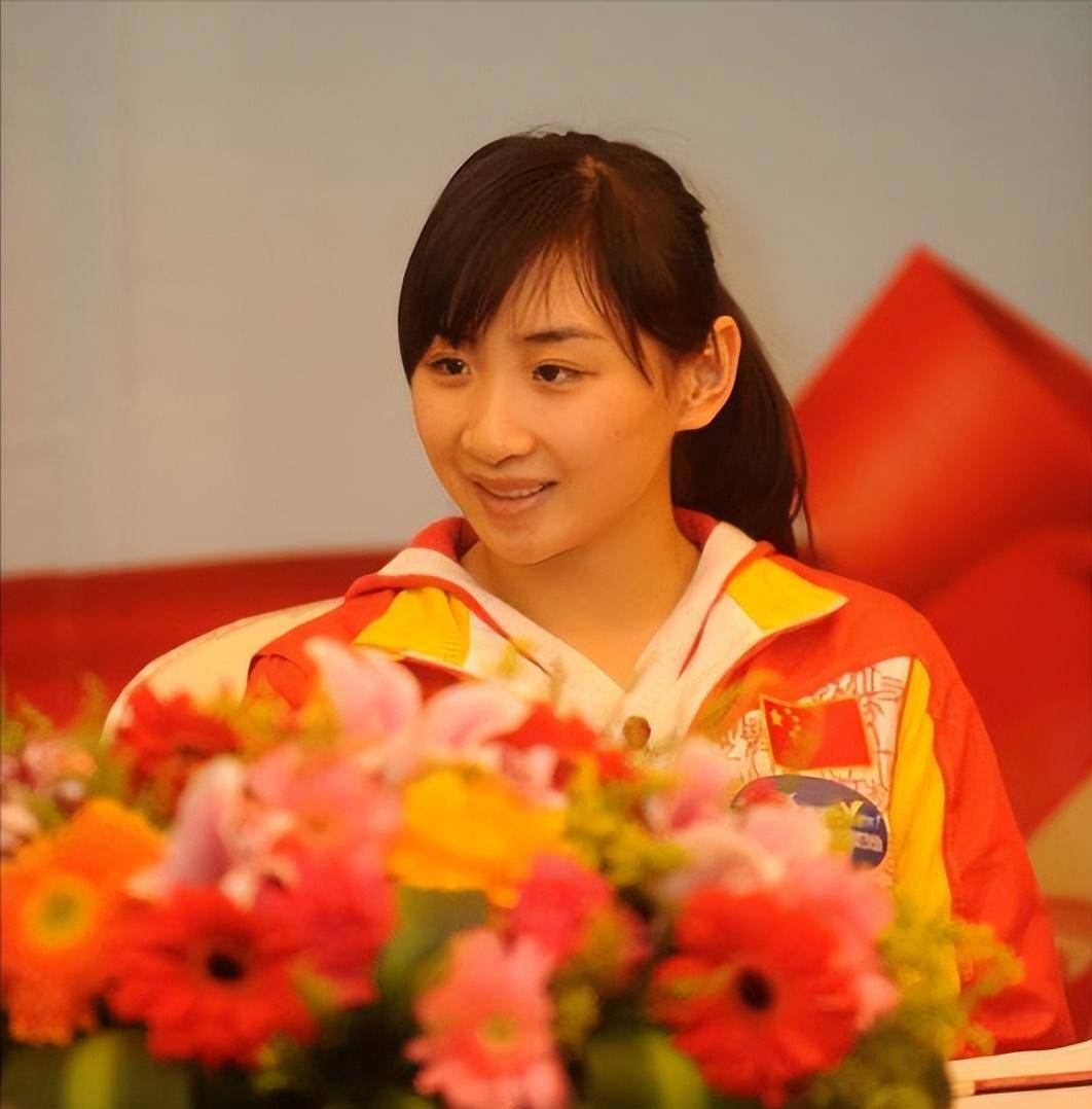 蹦床公主何雯娜:19岁夺奥运冠军,和陈一冰拍婚纱照,现状如何?