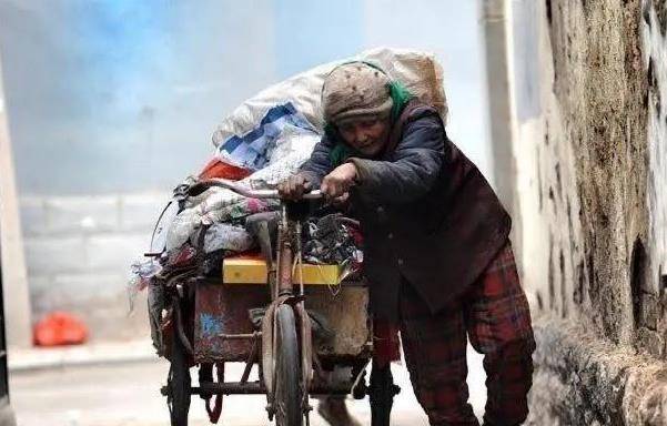 拾荒老人辛苦存款21万,因2个儿子不孝,临终选择全部带进火葬场