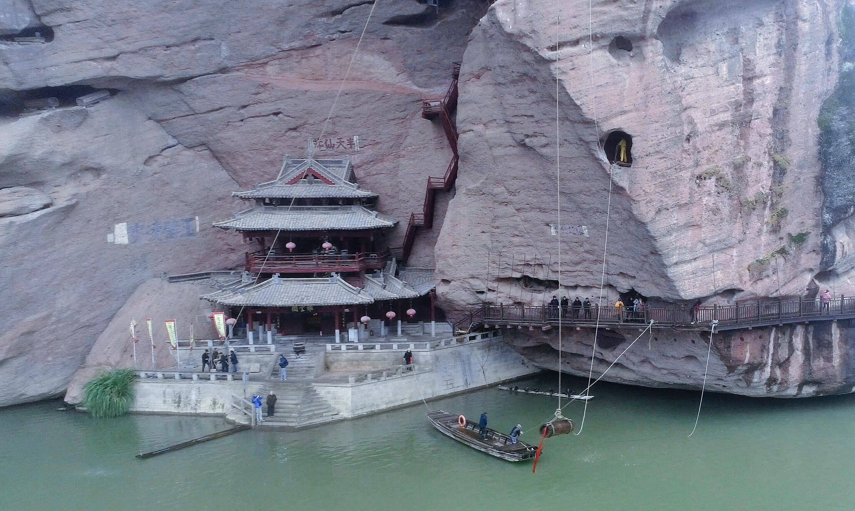 巉岩峭壁图片