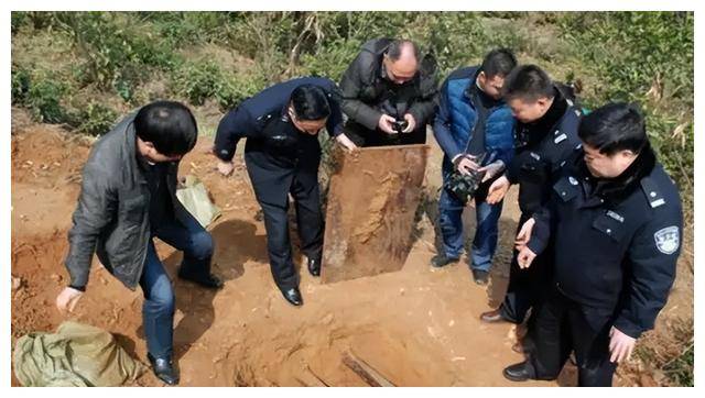 并且开始跟着这伙盗墓贼学习,在刚加入这个团伙的时候,吕富平非常眼高