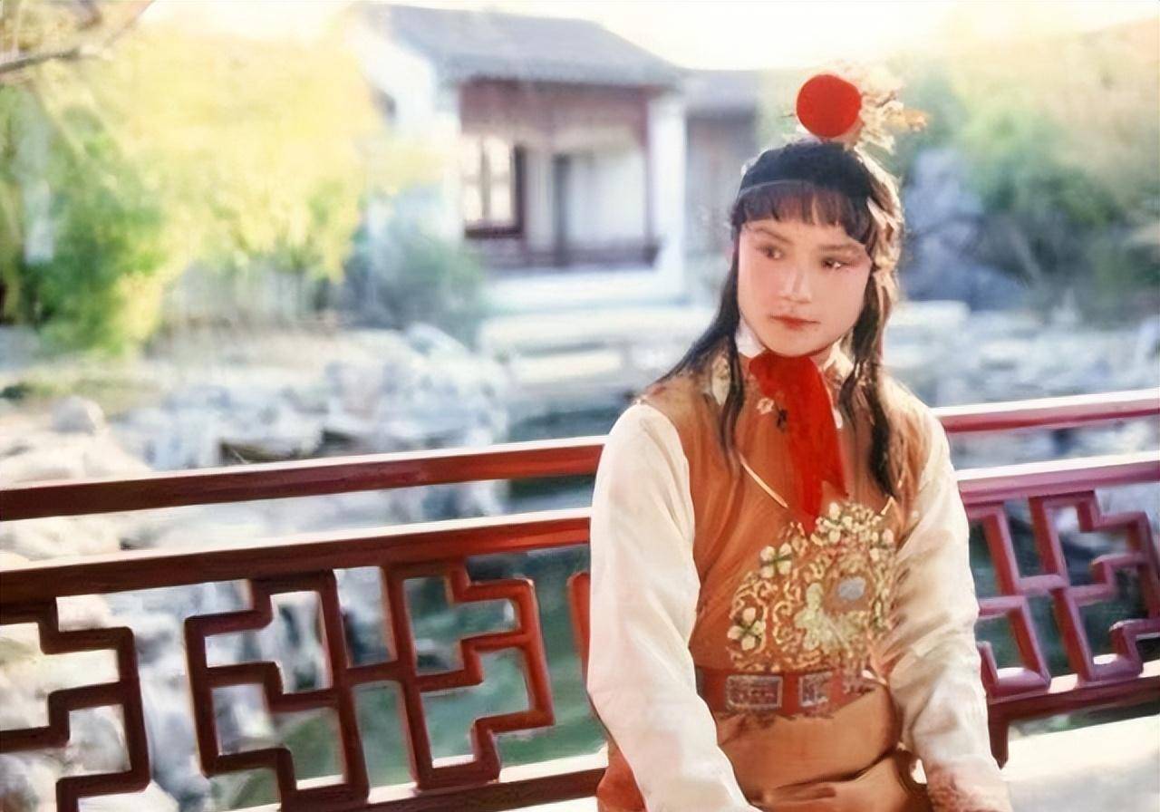 原创试过贾府一半男子的多姑娘,为何碰到贾宝玉时,成了"灯姑娘"?