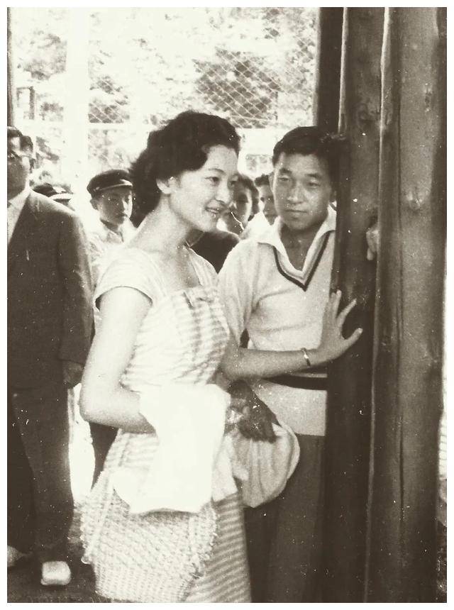 明仁真的爱惨了美智子,满心满眼都是她,可惜美智子不愿和他同葬