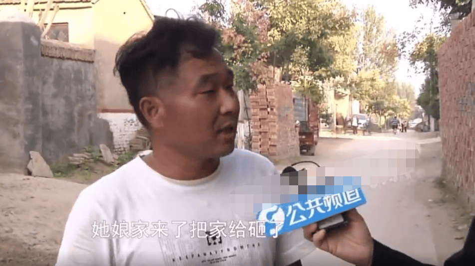 回顾:女子拿喇叭骂男友,还带娘家人砸家,被分手后又跪求原谅