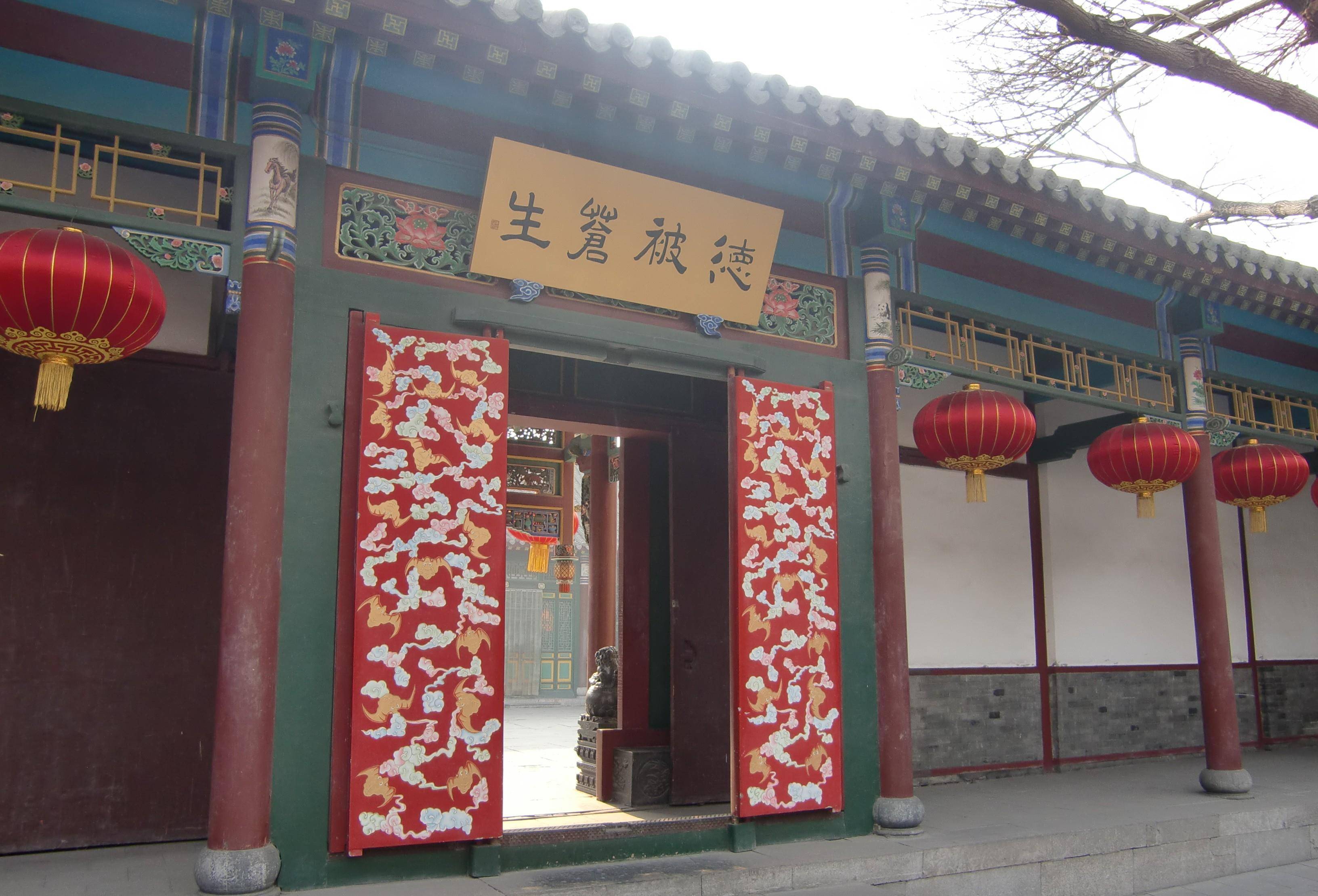 其上是张作霖手书"天理人心"匾额.既有大