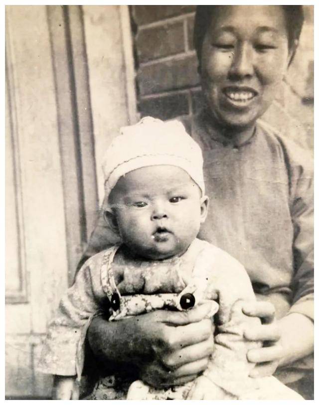 出身贵胄的保姆李佩:为田家英服务16载,临终前枕下压100元防老