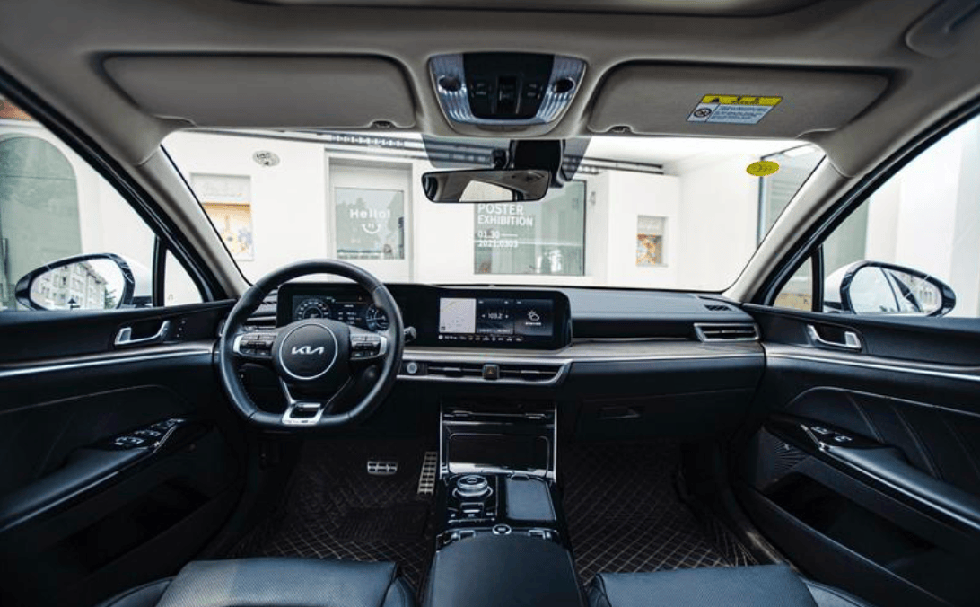 内饰方面,2025款起亚k5整体延续老款车型的设计风格,搭载由仪表屏与