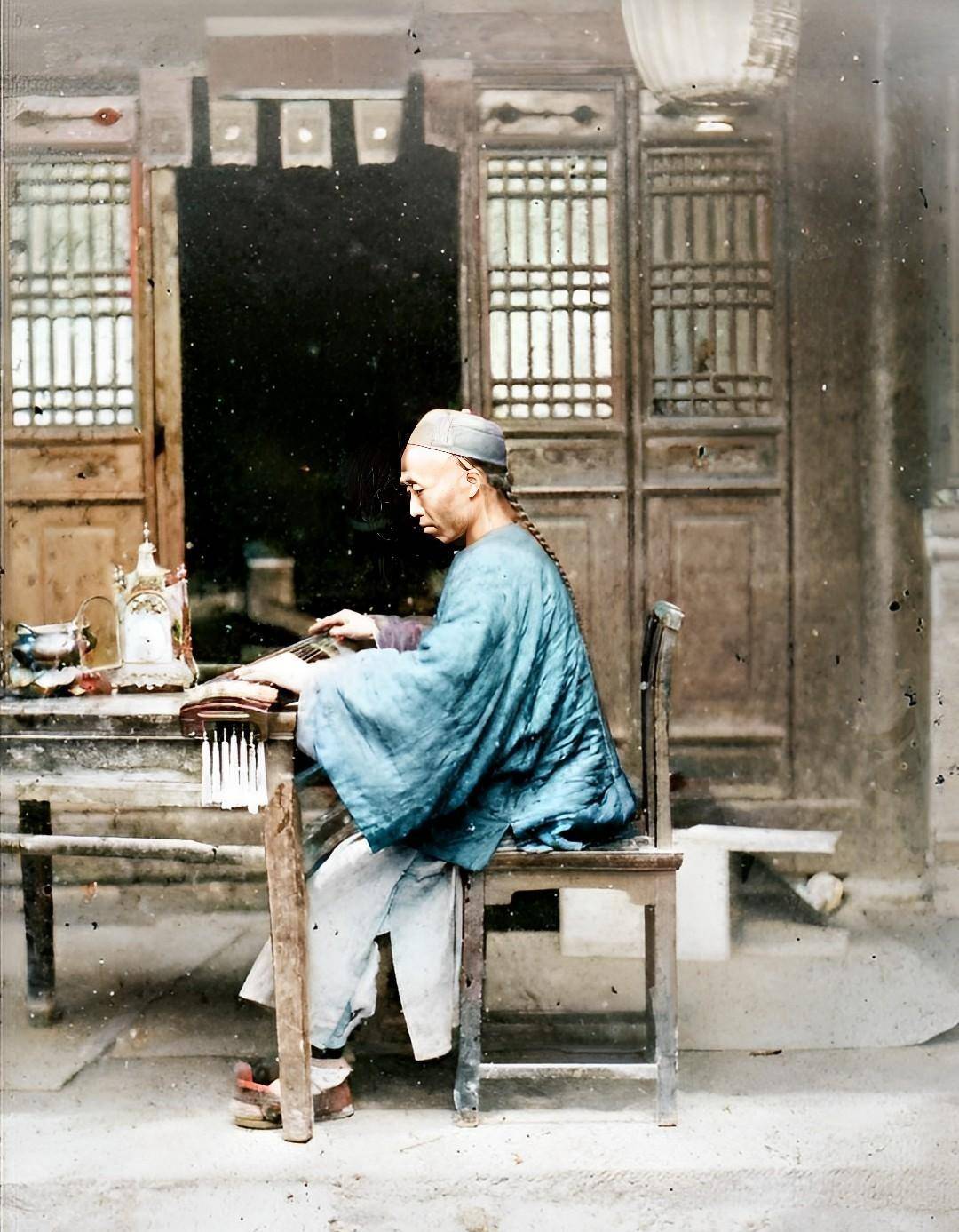 清末上色老照片:老财主连纳七个小妾,男子穿着肚兜一身赘肉