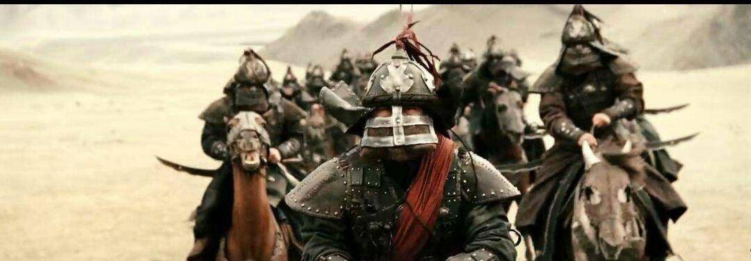 在战场上,阔出于大军失散,狼狈不堪的在大雨中,像没头苍蝇一