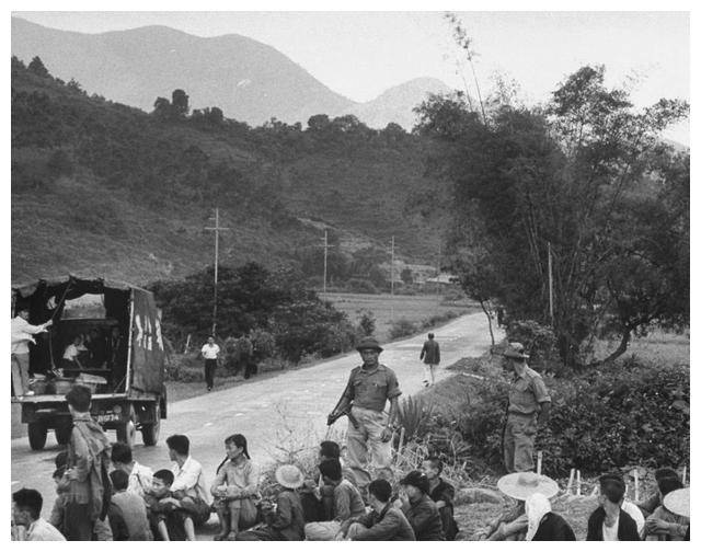 历史照片!1962年香港市民向遣返大陆难民的卡车内扔干粮袋