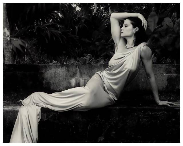 美女间谍辛西娅:色诱多个敌人,偷情报时暴露行踪,脱光衣服保命