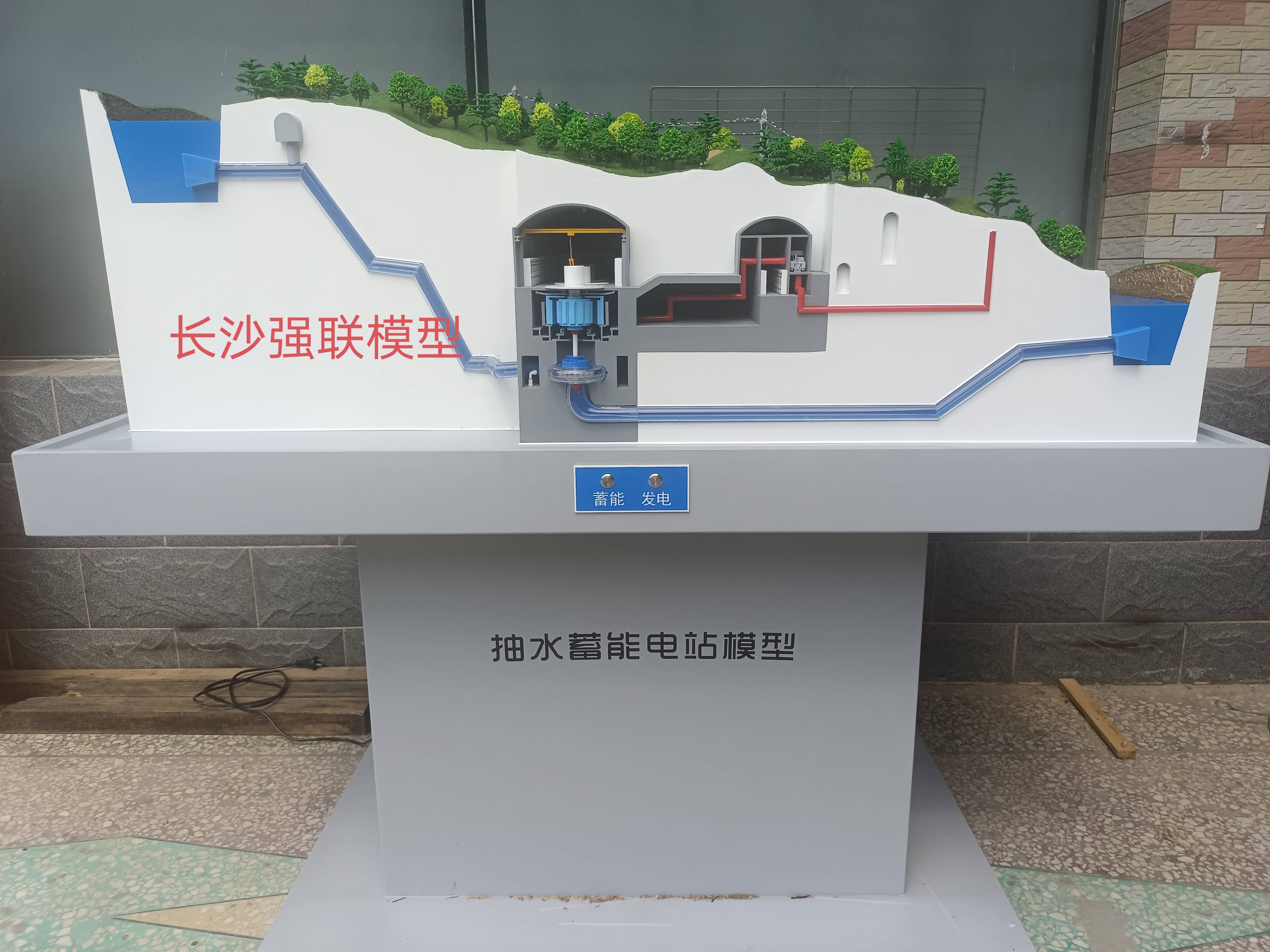抽水蓄能电站模型组成部分主要由:水轮机组,高压管道,发电机,水泵,上
