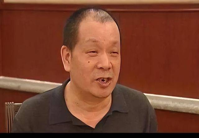 张秋海是张世鹏10多年前在赌场认识的流氓,整天无所事事,没个正形儿.