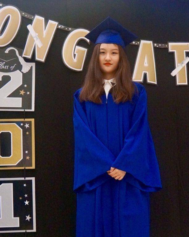 回顾6岁被成龙抱上春晚,却因长相被骂到退圈,如今她长成什么样_陆子艺