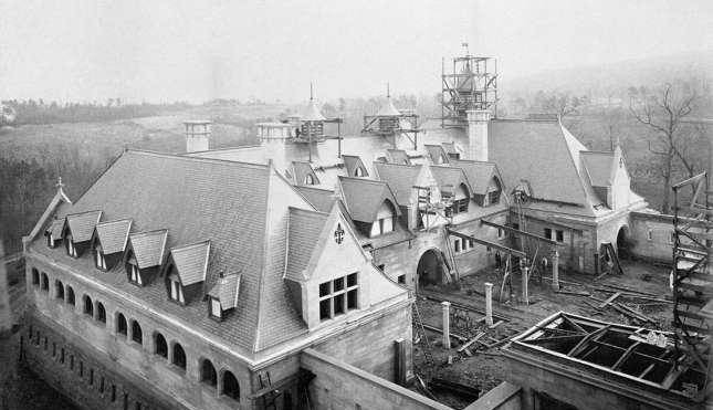 上图的这间房子建于1865年,位于美国马萨诸塞州.