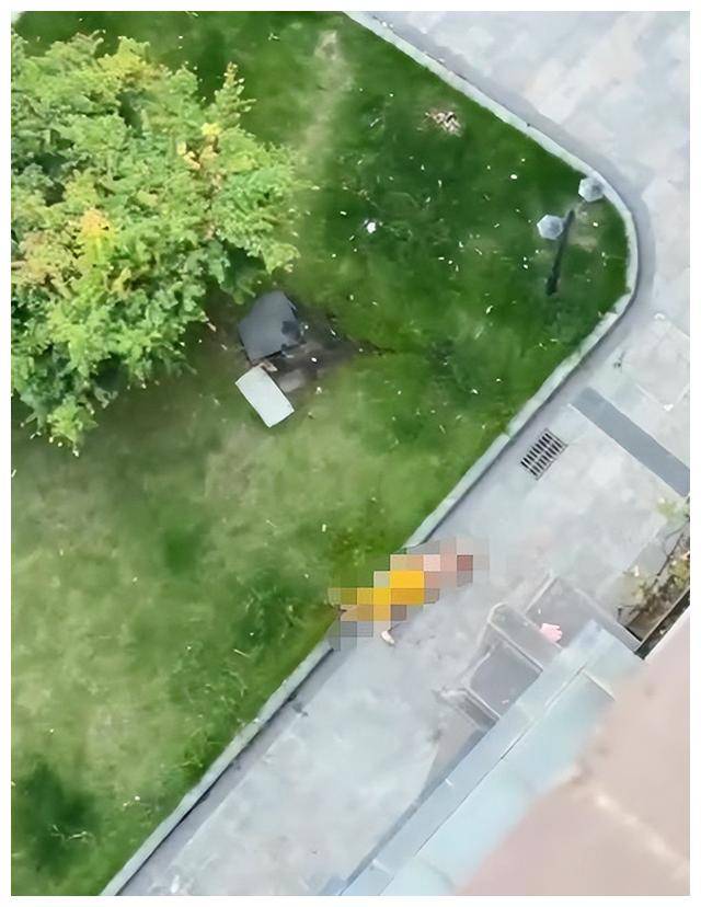 成都一年轻男子挂阳台体力不支坠楼