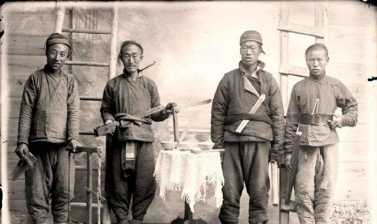 在城下,囚犯们带着脚枷游街.