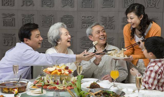 北大教授孔庆东,建议立法禁吃年夜饭,先进的文明国家都没年夜饭